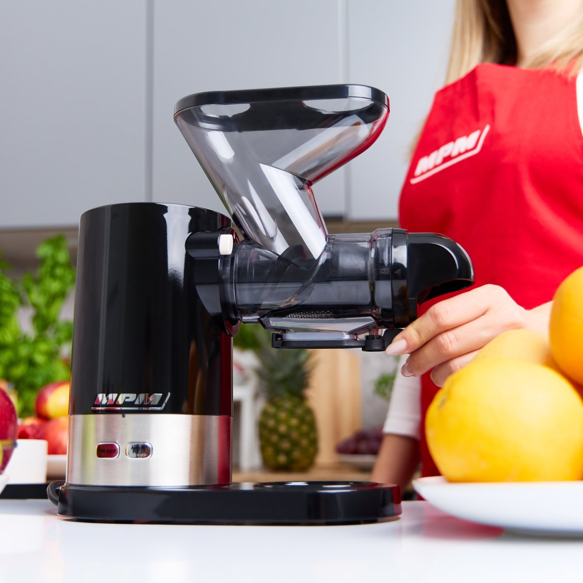 MPM Slowjuicer met Pulpreservoir - Groenten en Fruitpers - BPA-vrij - 450W - Zwart