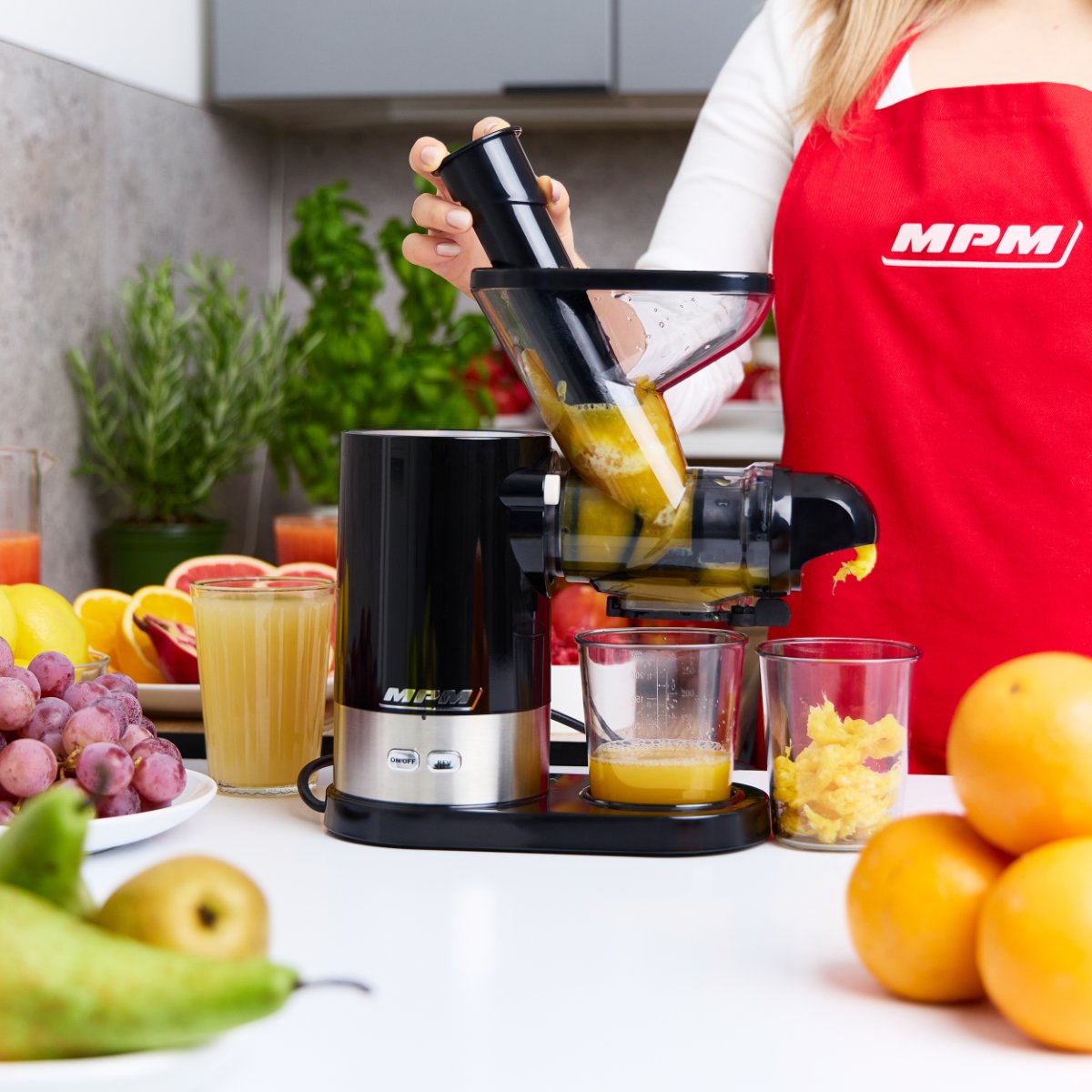 MPM Slowjuicer met Pulpreservoir - Groenten en Fruitpers - BPA-vrij - 450W - Zwart